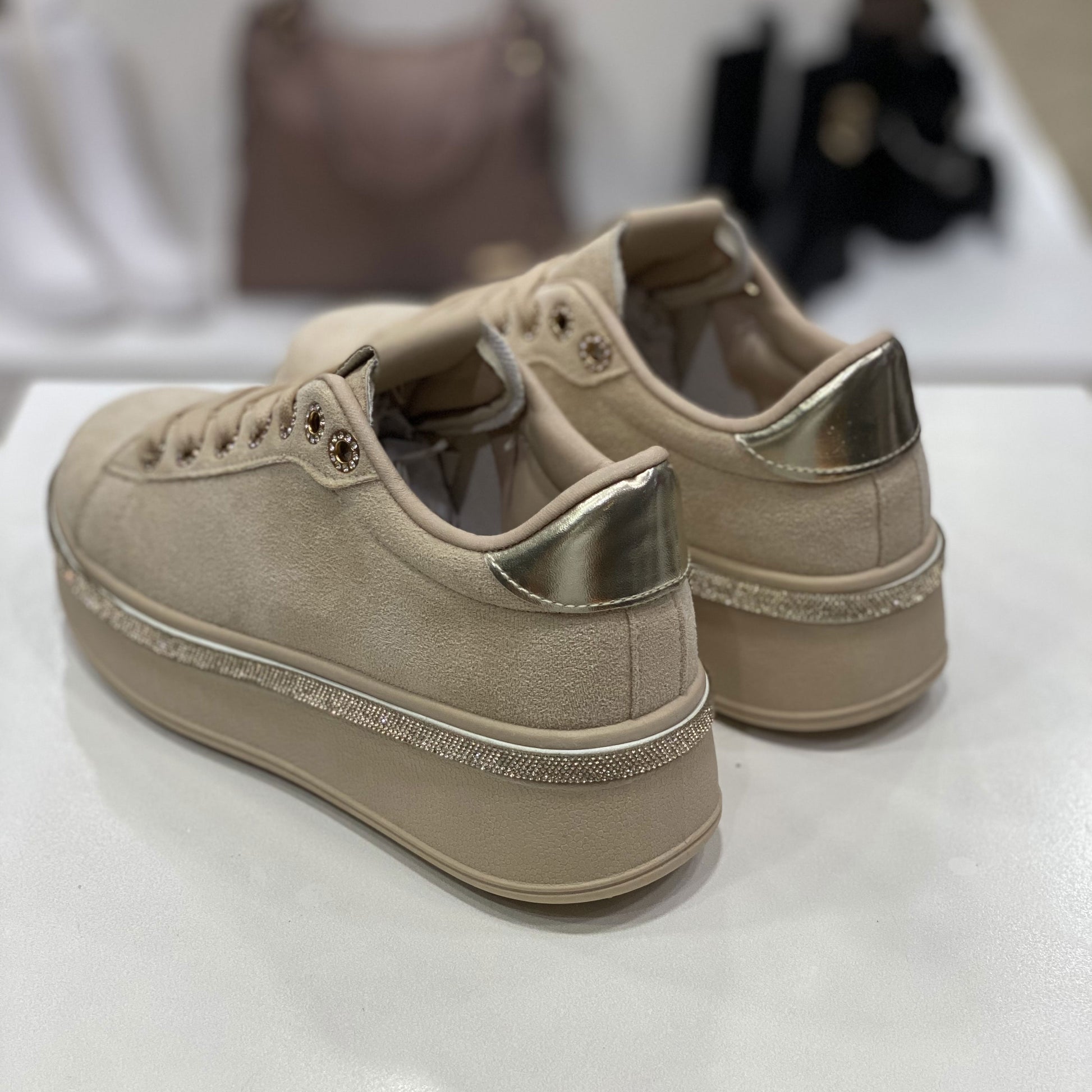 Sneakers beige in camoscio con suola glitter, vista dall'alto per evidenziare la forma e i dettagli