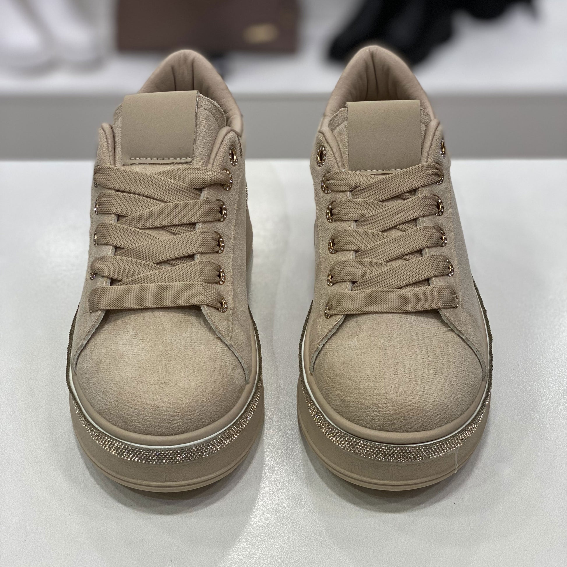 Sneakers beige in camoscio con suola glitter, vista frontale su sfondo neutro