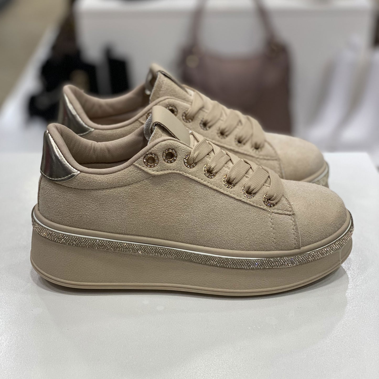 Sneakers beige in camoscio con suola glitter, vista laterale su sfondo neutro