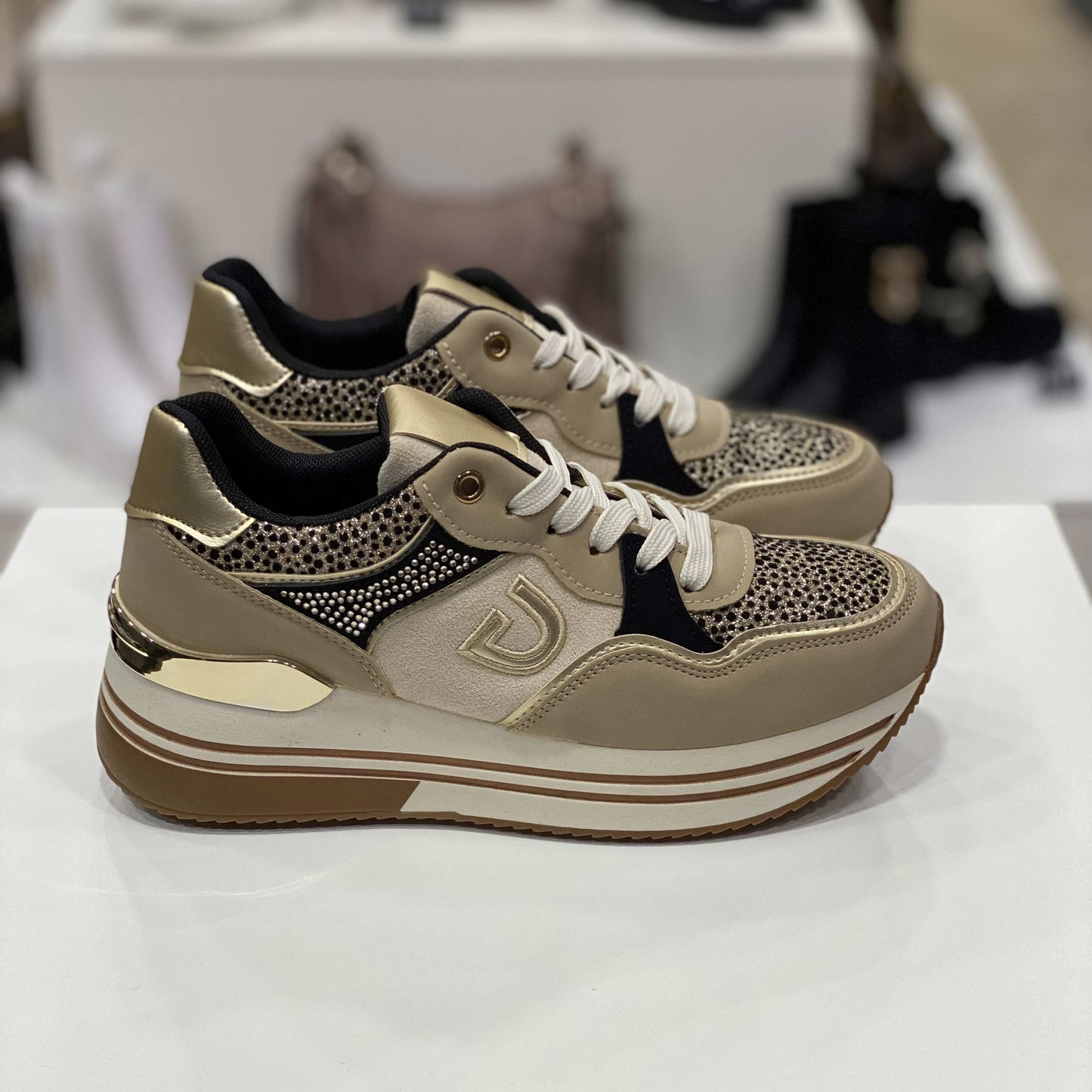 Sneakers beige con glitter scintillanti e dettagli dorati, vista laterale per evidenziare il design elegante e moderno