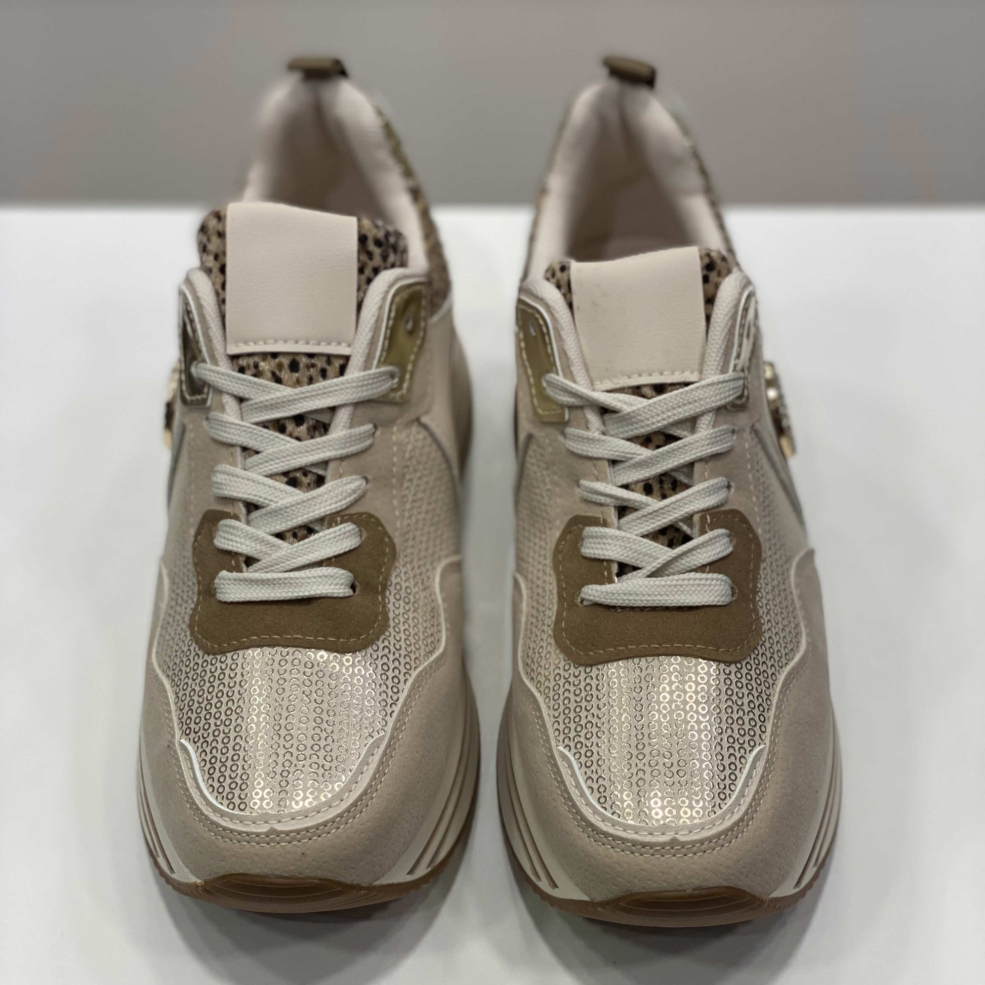 Sneakers beige con glitter dorati e decorazioni animalier, vista frontale su sfondo neutro