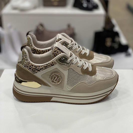 Sneakers beige con glitter dorati e dettagli animalier, vista laterale su sfondo neutro