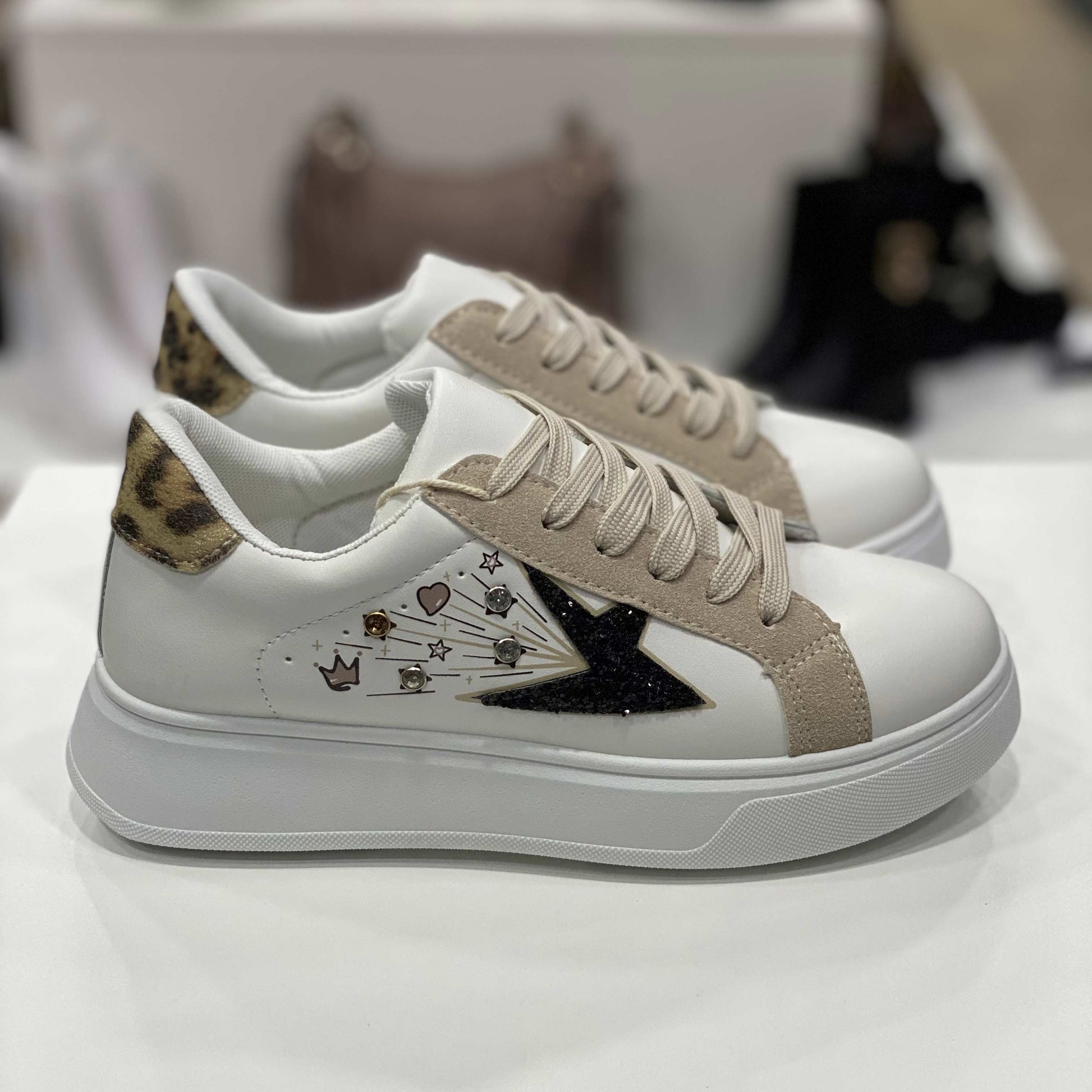 Sneakers beige tallone leopardato con stella glitterata nera, dettagli beige e decorazioni colorate, vista laterale su sfondo neutro