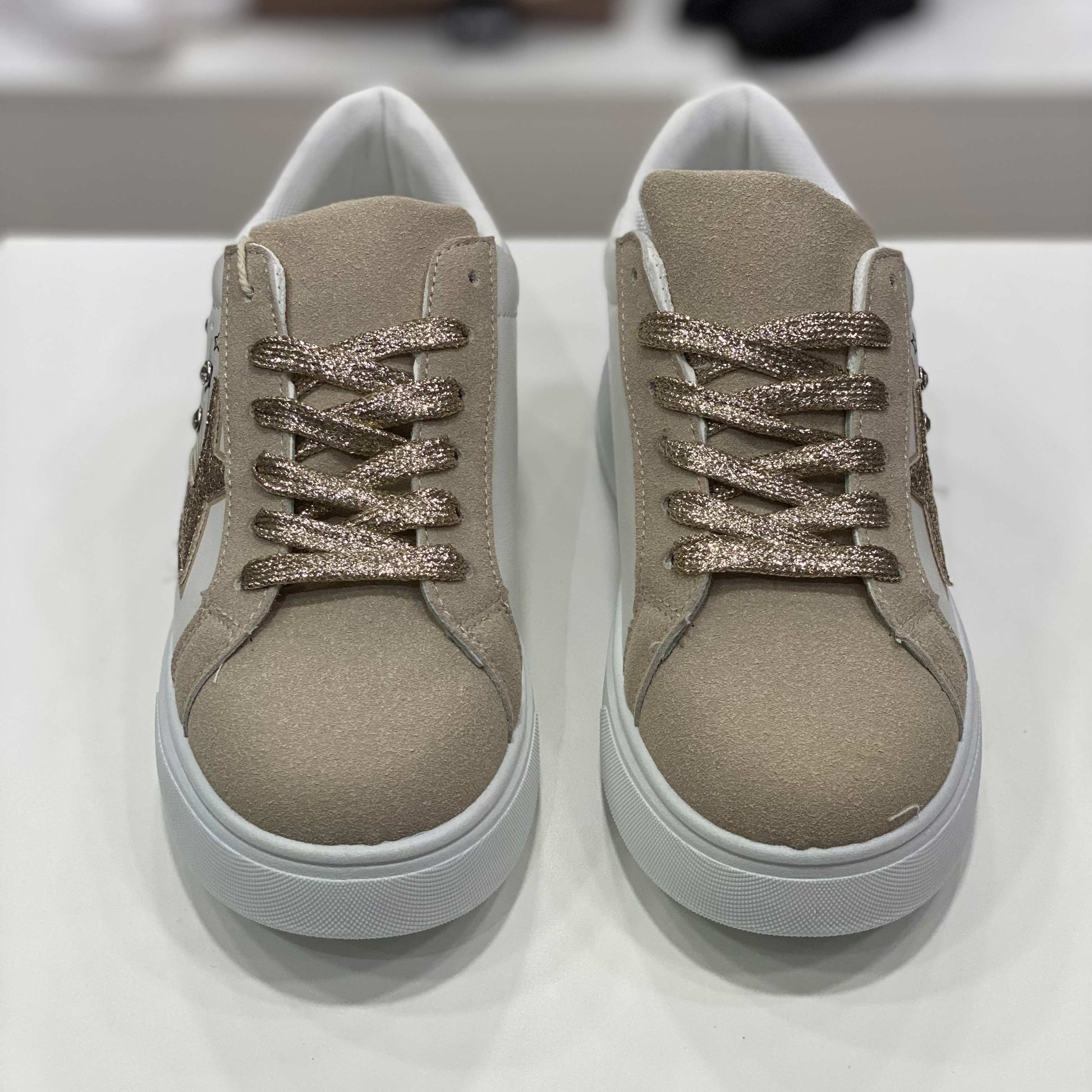 Sneakers beige con stella glitterata, decorazioni dorate, vista frontale per evidenziare il design accattivante