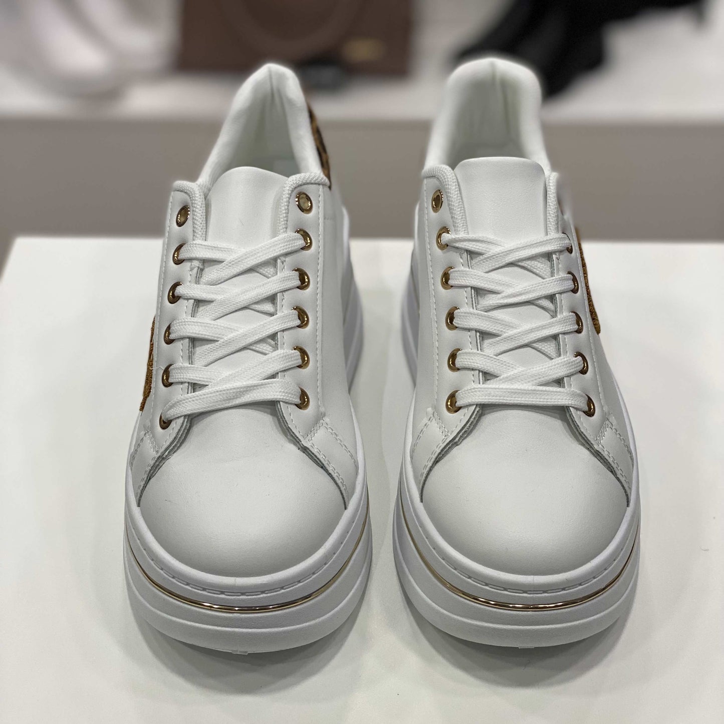 Sneakers bianche con cuore glitterato rosso e dettagli leopardati, vista frontale per mostrare il design accattivante
