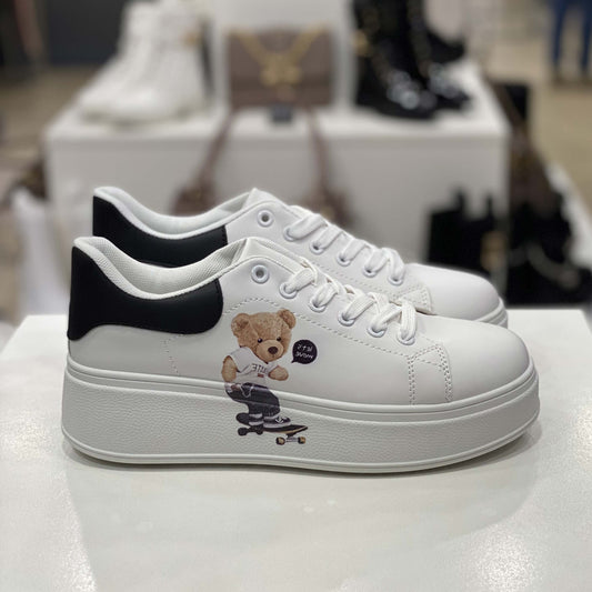 Sneakers bianche con stampa di orsetto e dettaglio nero sul tallone, vista laterale per mostrare il design e la stampa decorativa