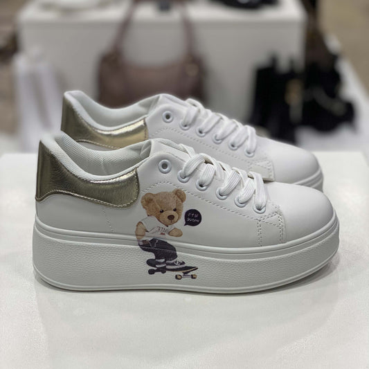 Sneakers bianche con stampa di orsetto e dettaglio oro sul tallone, vista laterale per mostrare il design e la stampa decorativa