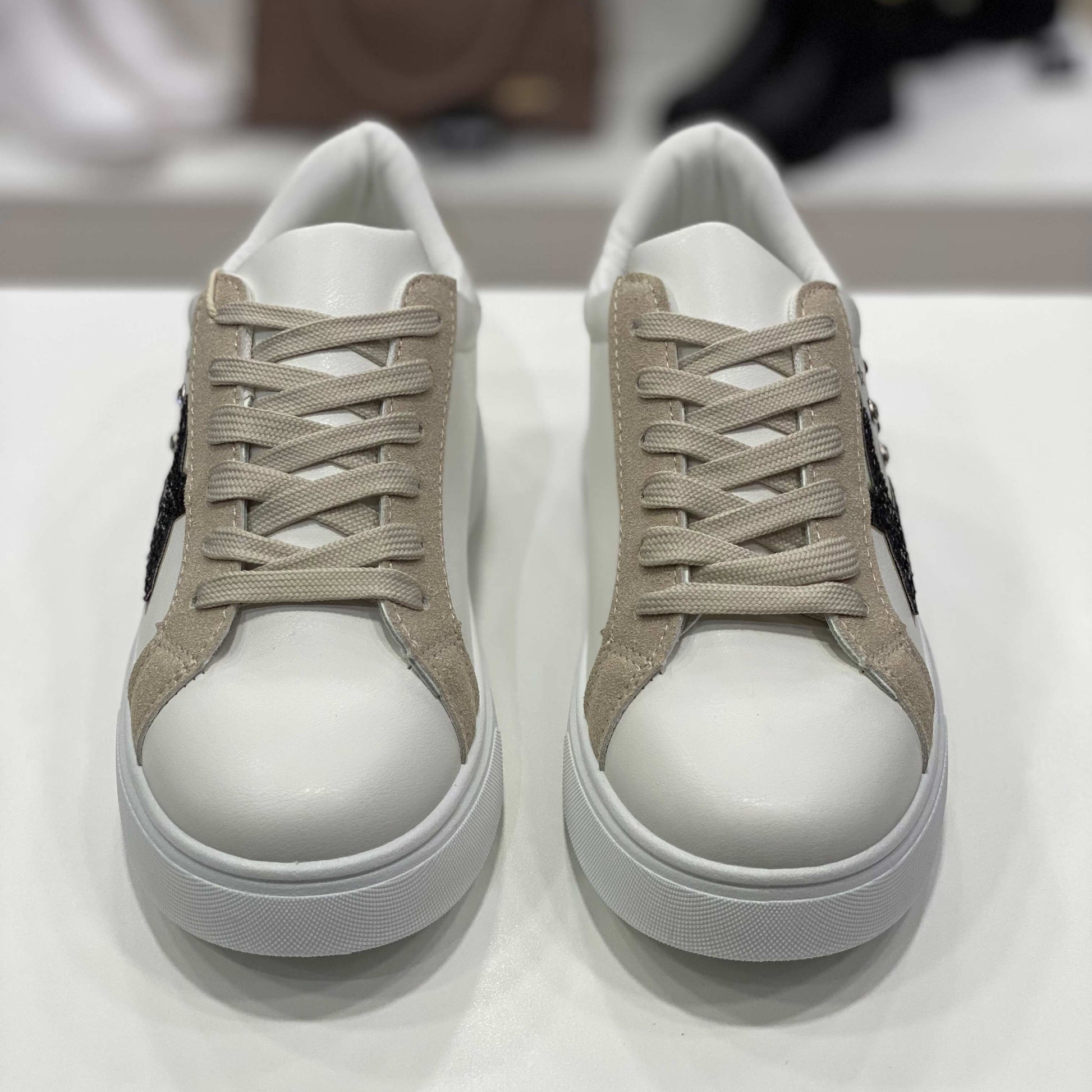 Sneakers bianche con stella glitterata, decorazioni beige, vista frontale per evidenziare il design accattivante