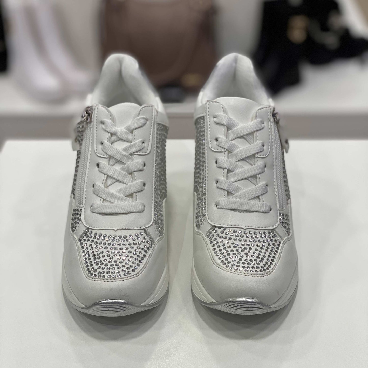 Sneakers bianche con strass e dettagli argentati, vista frontale su sfondo neutro