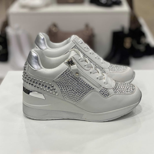 Sneakers bianche con strass e dettagli argentati, vista laterale per mostrare il design e gli ornamenti luccicanti