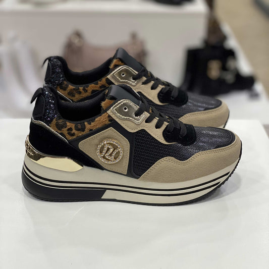 Sneakers nere e beige con dettagli leopardati, glitter dorati e suola alta bicolore, vista laterale su sfondo neutro