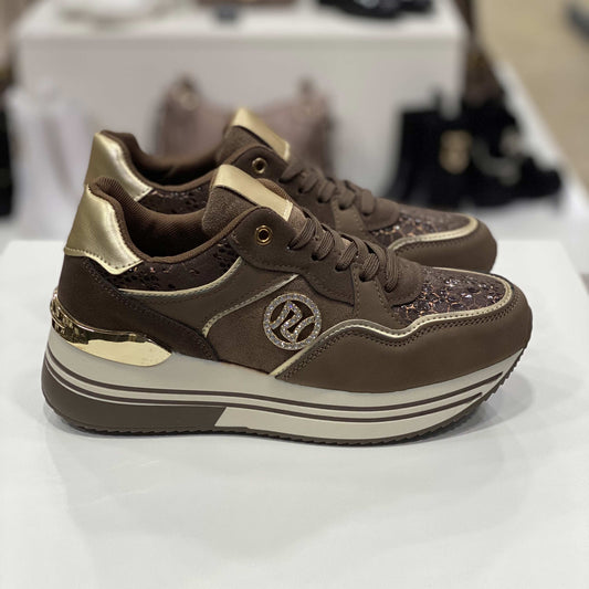 Sneakers marroni con strass e dettagli metallici dorati, vista laterale per mostrare il design sofisticato