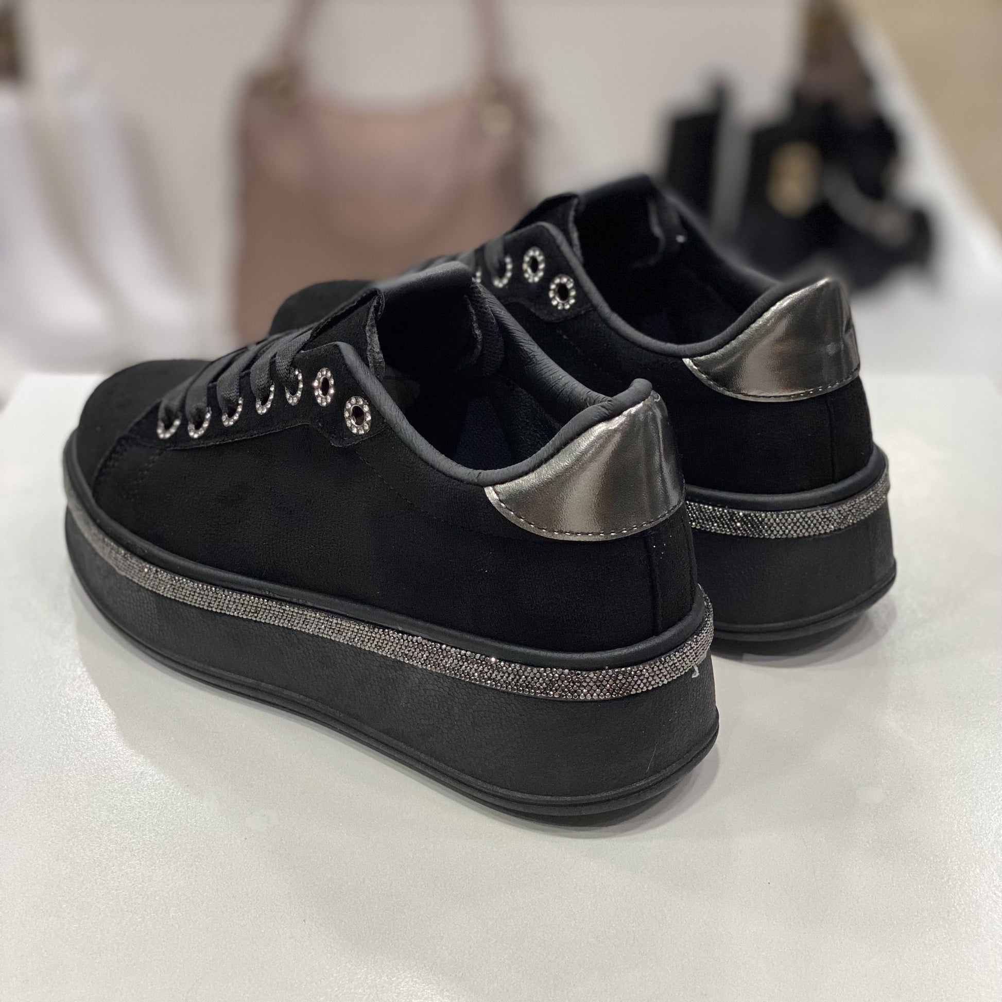 Sneakers nera in camoscio con suola glitter, vista dall'alto per evidenziare la forma e i dettagli