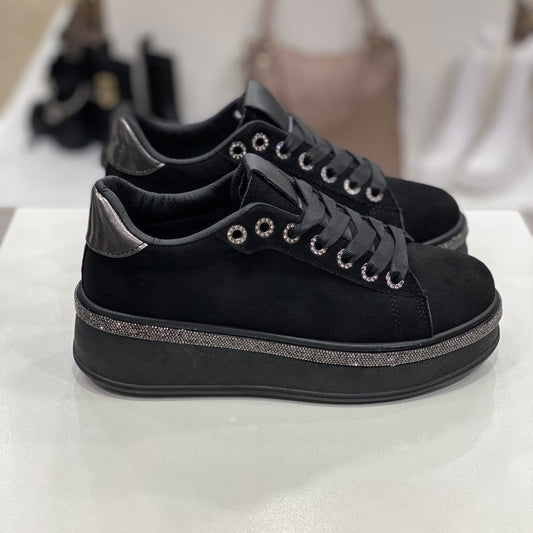 Sneakers nera in camoscio con suola glitter, vista laterale su sfondo neutro