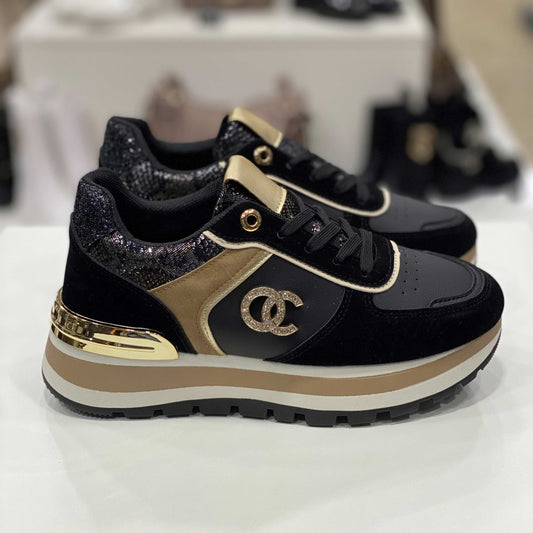 Sneakers nere con dettagli dorati, decorazioni glitterate e suola bicolore, vista laterale per evidenziare il design elegante