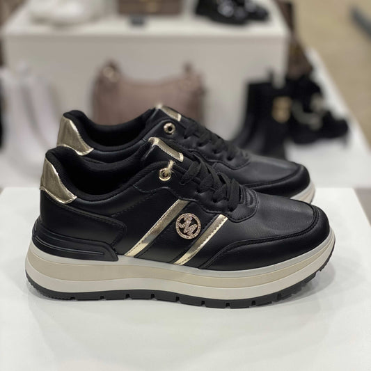 Sneakers nere con dettagli dorati e suola bicolore, vista laterale per mostrare il design elegante e sportivo