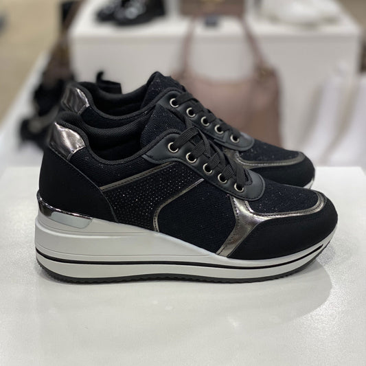 Sneakers nere con dettagli metallici argentati, vista laterale per mostrare il design e i dettagli della scarpa