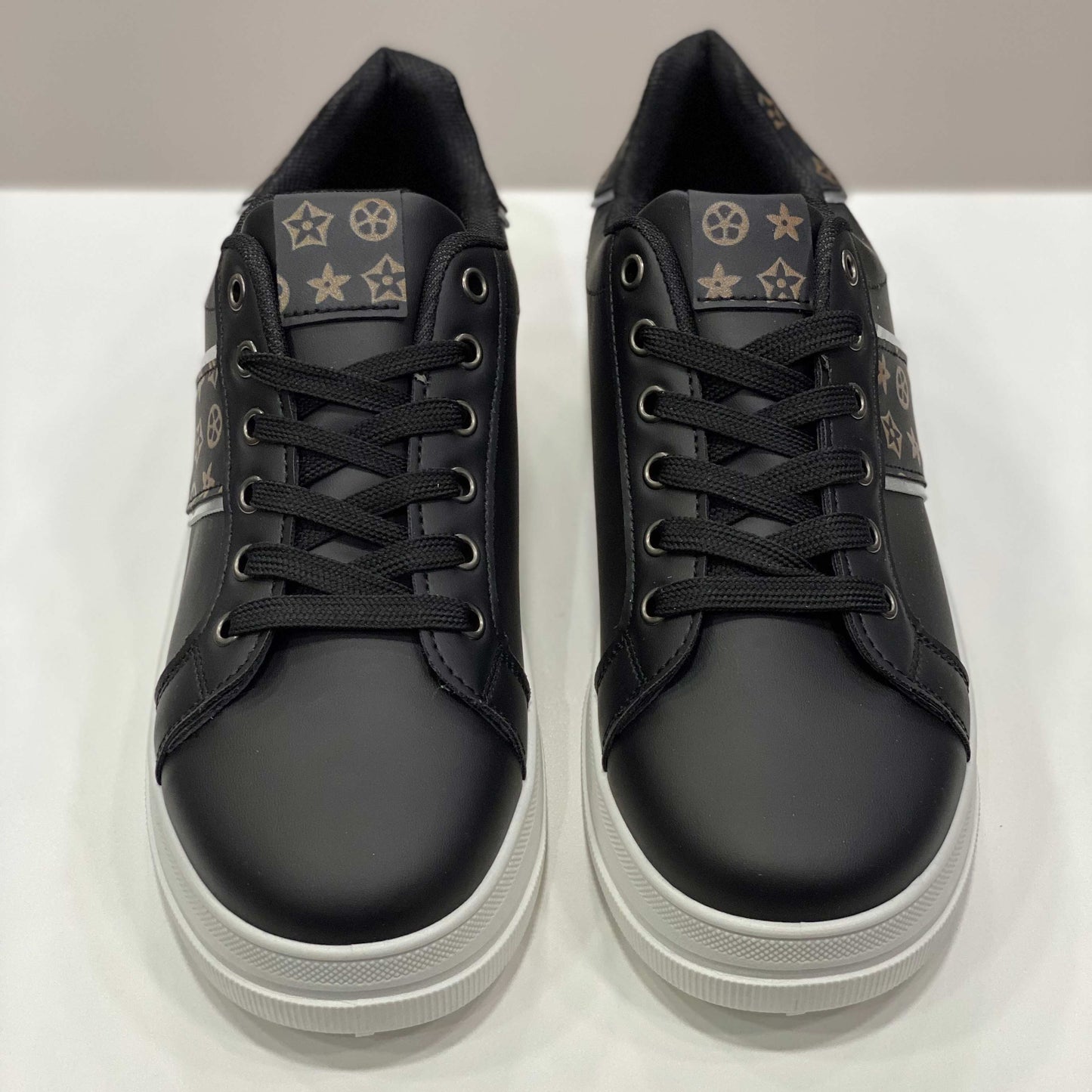 Sneakers nere con dettagli monogram marroni, vista frontale per evidenziare il design moderno