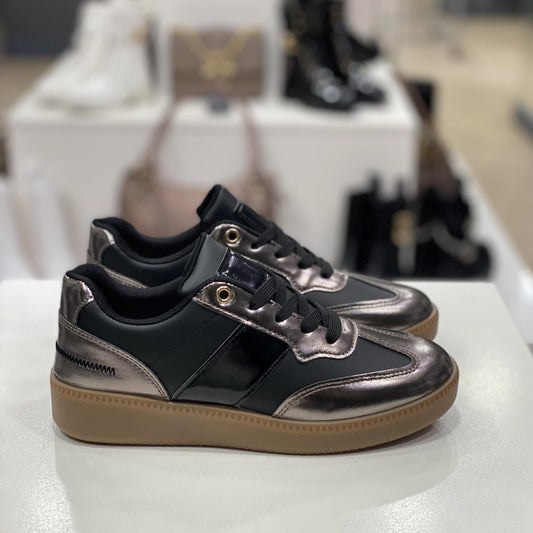 Sneakers nere con dettagli metallizzati color bronzo e suola in gomma, vista laterale per mostrare i dettagli del design