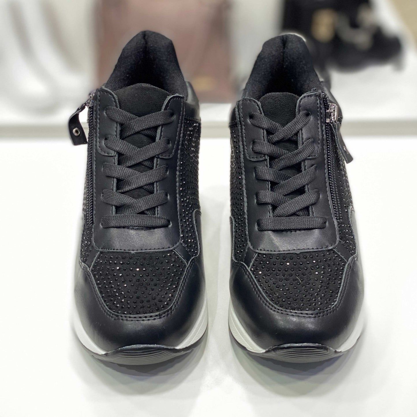 Sneakers nere con strass e dettagli argentati, vista frontale su sfondo neutro