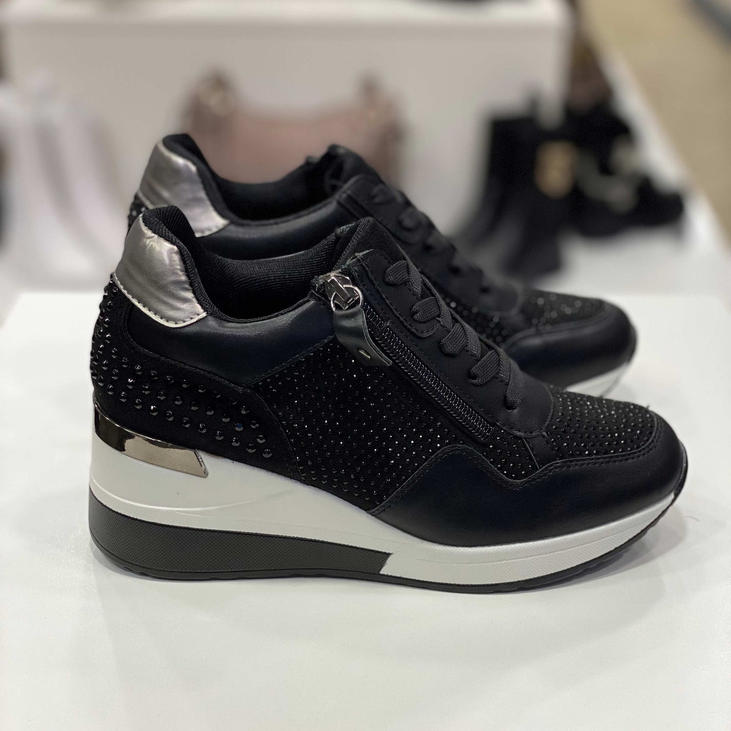 Sneakers nere con strass e dettagli argentati, vista laterale per mostrare il design e gli ornamenti luccicanti