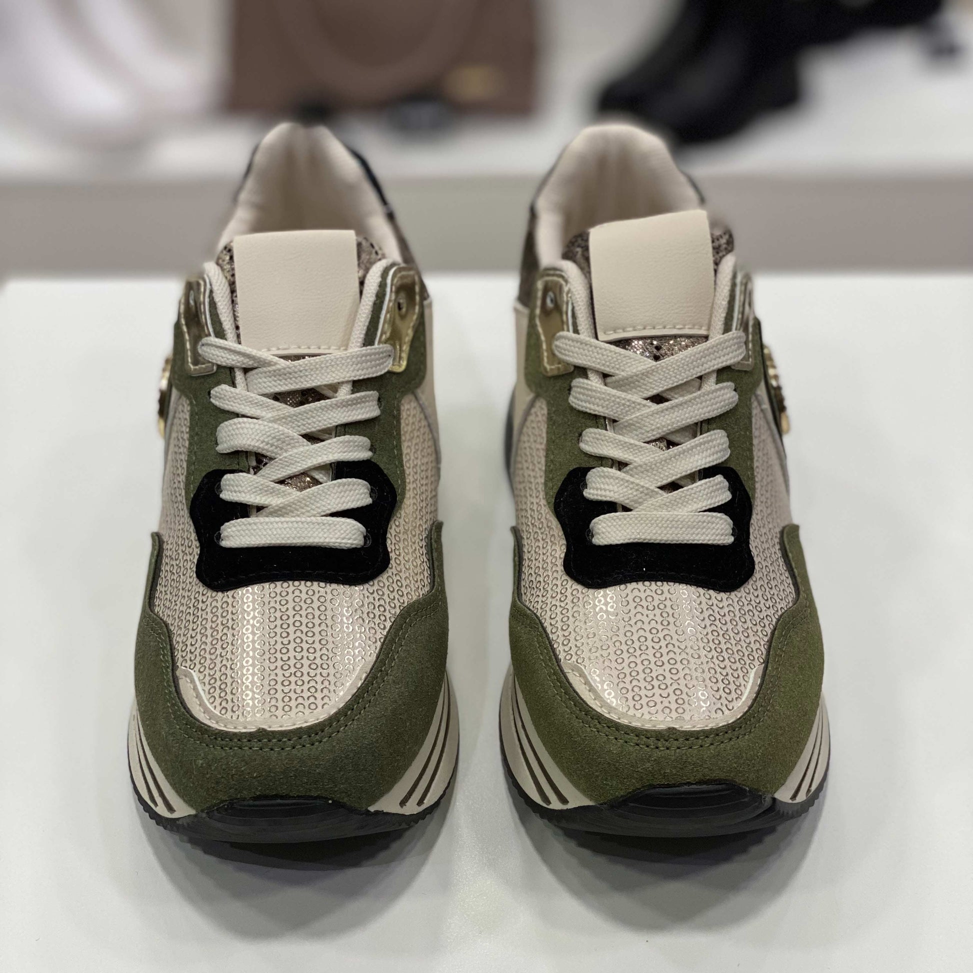 Sneakers verdi con glitter argentati e dettagli beige, vista frontale su sfondo neutro