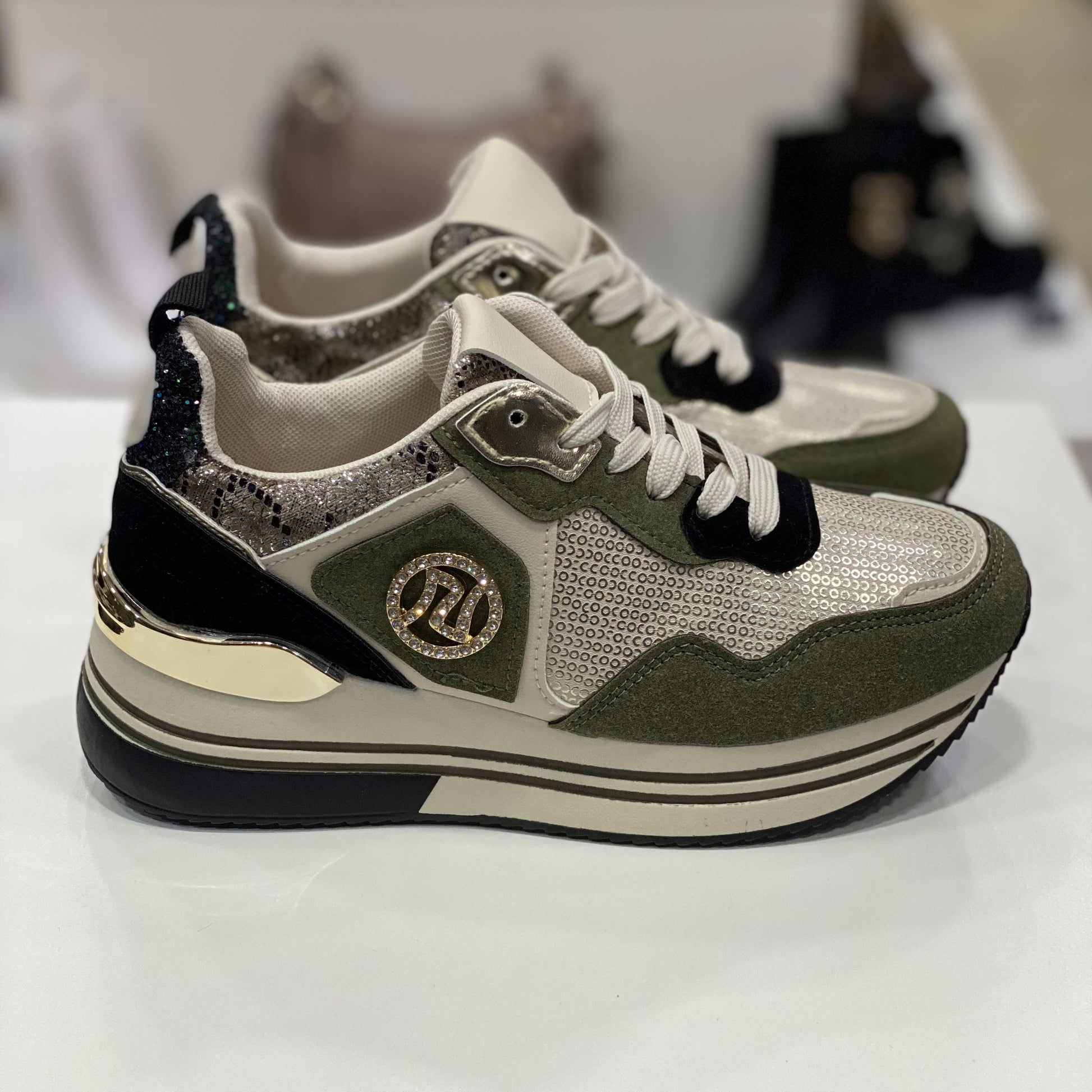 Sneakers verdi e beige con glitter argentati e dettagli animalier, vista laterale per mostrare il design elegante